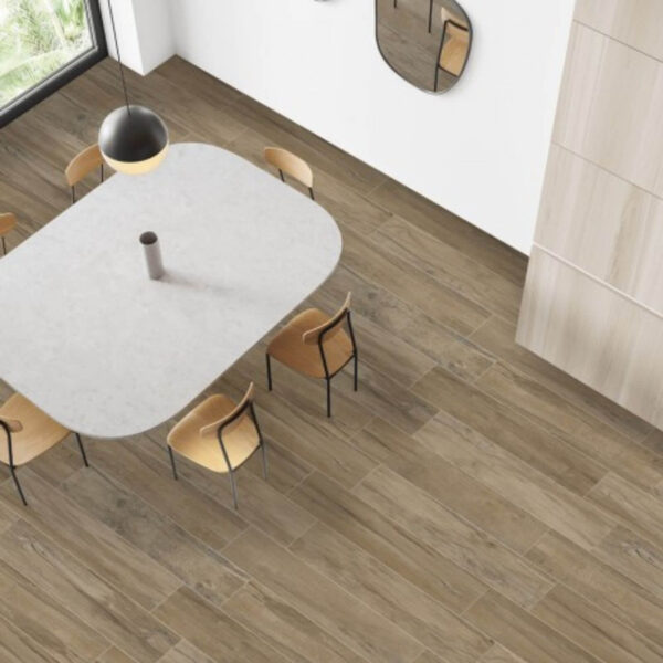 Porcellanato Madison Brown marca Alberdi en piso en un ambiente