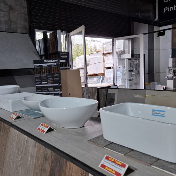 Interior de nuestro local comercial con distintas bachas Taffel